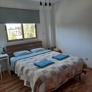 Private In Shared Near Airport - 24 Hour Shuttle Service Séjour chez l'habitant Larnaca